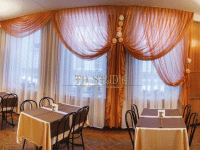 Двухслойные шторы на подхватах, декорированные цветами, ресторан г. Щелково