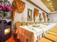 Яркие итальянские шторы и текстильное оформление банкетного стола, ресторан