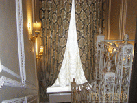 Классические австрийские шторы с портьерами на подхватах для окна лестницы, коттедж г. Щелково