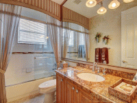 Легкие прозрачные шторы с арочным ламбрекеном на окно в ванную, г. Красногорск