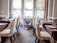 Римские шторы теплых оттенков на эркерные окна кафе, г. Ивантеевка