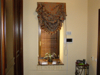 Австрийская плотная штора с бахрамой на окно лестницы частного дома