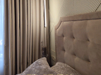 Дизайнерская спальня со шторами блэкаут