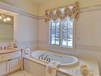 Французские шторы с бахромой на окно в ванную комнату частного дома, п. Пироговский