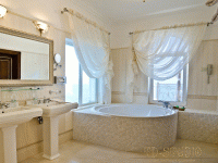 Белоснежные легкие шторы на окна ванной комнаты в частный дом г. Королев