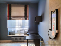 Двойные римские шторы день-ночь в спальне лофт, дизайн в доме КП Чистые пруды Пушкино